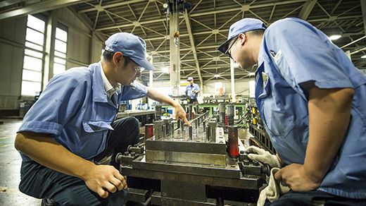 朝礼で当日の作業を確認する様子