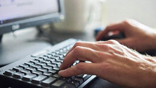 修理履歴をパソコンに入力する様子