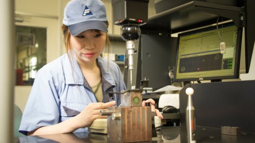 三次元測定機で寸法を測定する様子