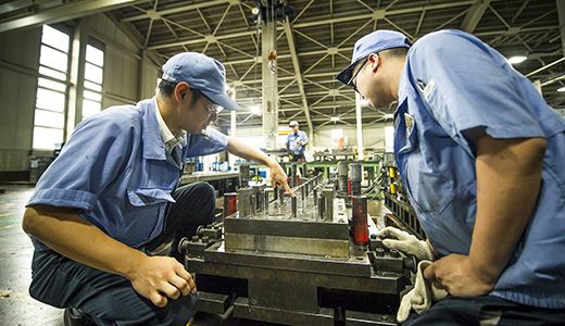 現場で部品に向き合う社員